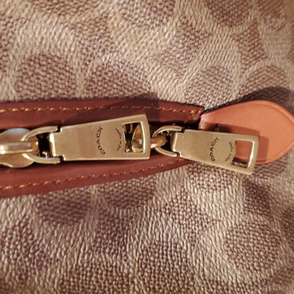 Like NEW Coach Hadley Hobo Bag In Signature Canvas - Picture 10 of 15
